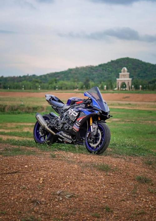 骑士小姐姐和她的雅马哈r1,会骑摩托车的小姐姐也太酷了