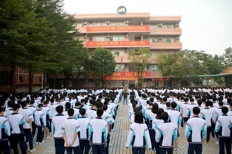 弘扬宪法精神,培育法治观念 ——记南海中学分校宪法宣誓仪式