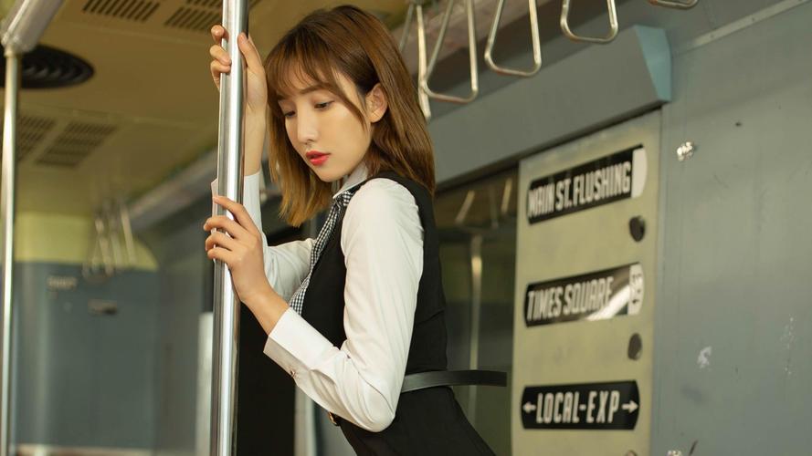 xiuren秀人网性感嫩模陆萱萱ol黑丝诱惑地铁写真