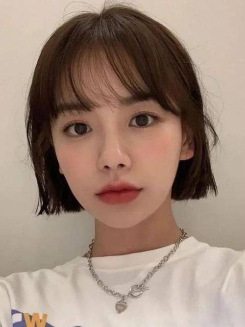 很有学生感,黑色的短直发发型,尽显女生迷人气质.短发