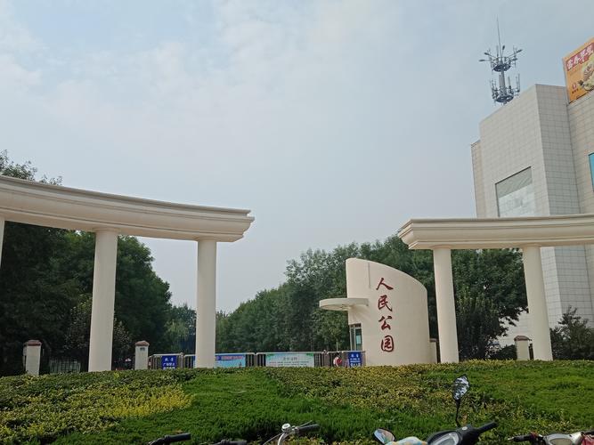 创卫共添美丽,青春辉映德州--2016级9班4组人民公园实践活动