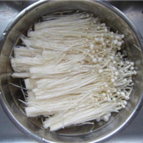上汤金针菇,各种蔬菜用鲜美的高汤稍稍一煮,原汁原味