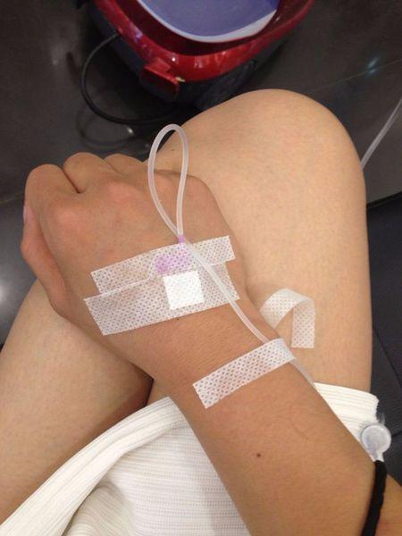 女生输液手的图片,衣服最好黑色