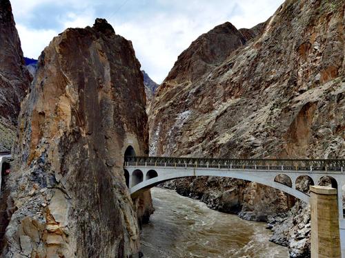 怒江大桥,一座有故事的桥梁.