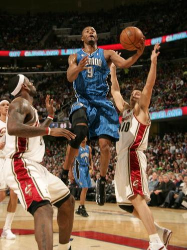 图文-[常规赛]魔术vs骑士 刘易斯突破上篮