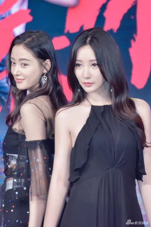 柳岩黑色长裙露香肩与张天爱摆拍各显风情