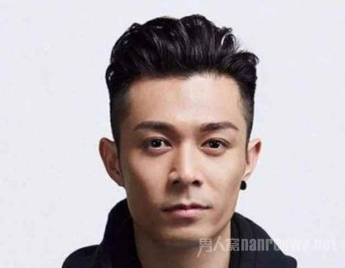 三七分小背头发型   有些男生不喜欢痞气,想要庄重,有没有这样的