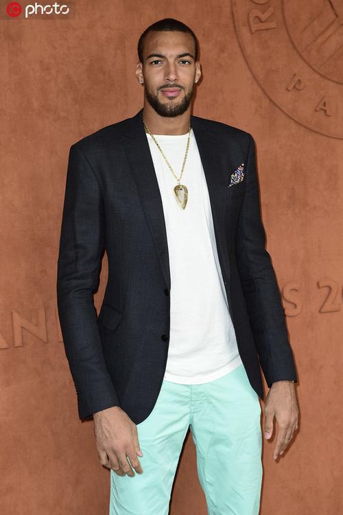 高清:戈贝尔现身法网 黑色西装青色长裤变身潮男