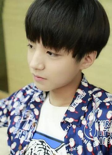 12岁男孩 齐刘海 短发蘑菇头