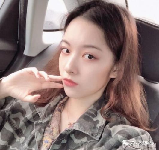 都说抖音洋娃娃是照网红界最美妈妈整的,看到她校花时照片真相了