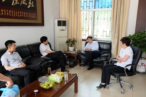 省服装行业协会会长李刚,南阳市招商局局长刘永国一行