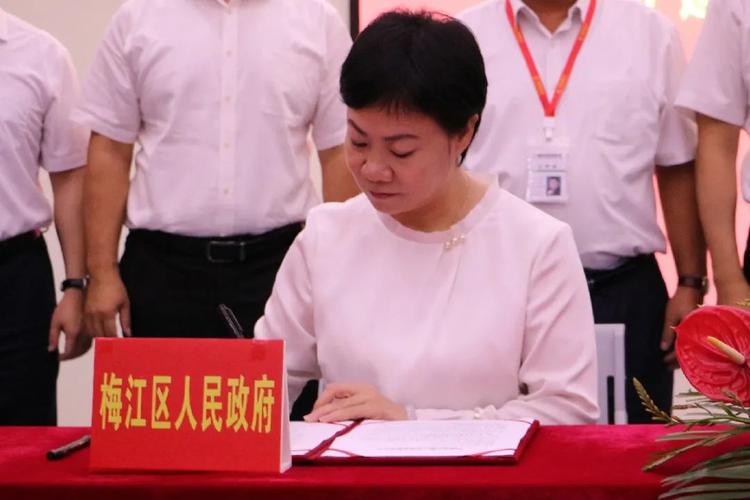 梅江区人民政府区长 钟秀堂