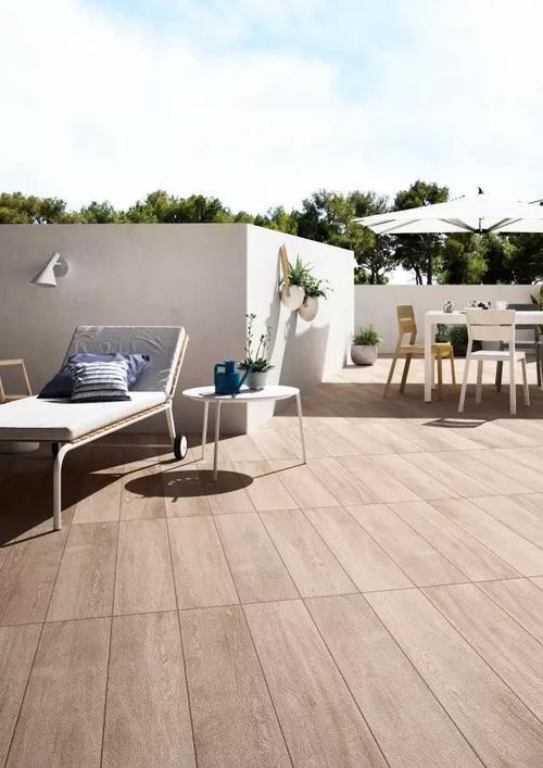 地面为意大利imola木纹砖铺贴效果