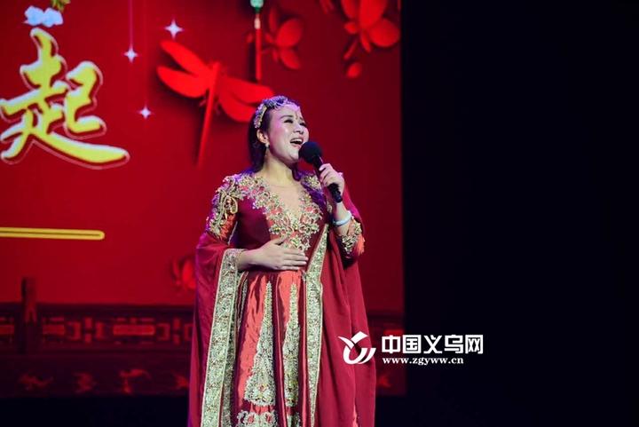 义乌歌手楼兰神秘现身为家乡献歌 向网友送新春祝福