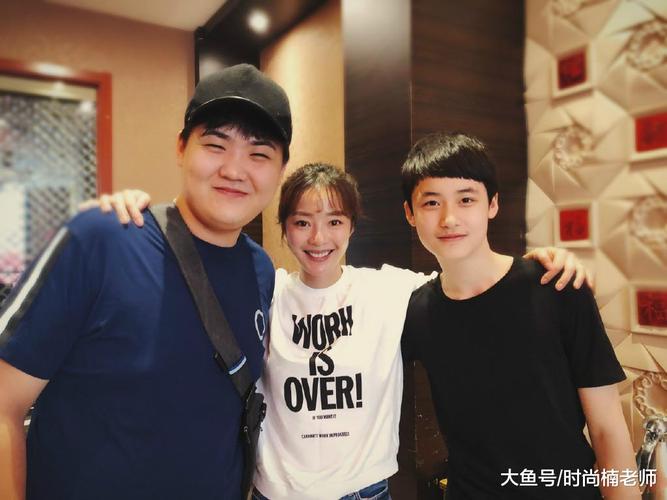 黄宗泽前女友刘希媛,绿色风衣配小黑裤,38岁依旧减龄似少女!