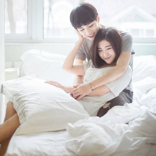 求一个女的和一个男的坐在床上女的从背后抱着男的白色情侣头像另一半