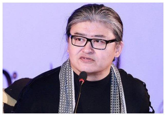 58岁刘欢罕见露面满头长发花白显老态一旁毛阿敏素颜皮肤细嫩