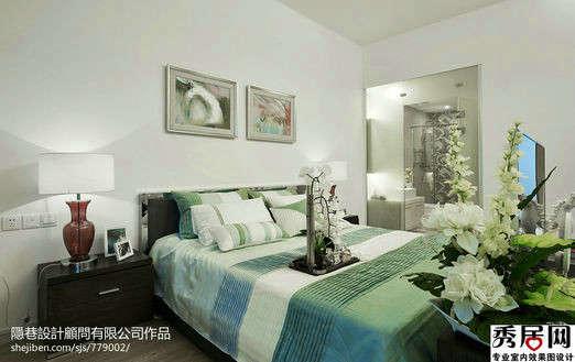 间床两侧摆放黑色烤漆床头柜设计图 温馨复式卧室玻璃床框装修效果图