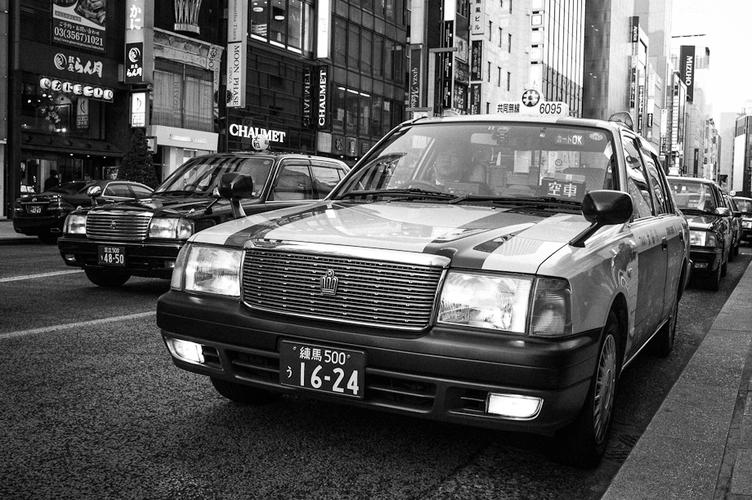 车来车往的东京街头,不少的出租车,丰田皇冠.