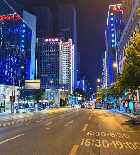 大连旅游:(一)20年9月21曰,美丽的大连街景,少见的有轨电车,中山广场