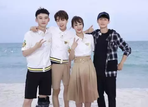 王俊凯杨紫同时现身机场,杨紫表情包逗乐众人,王俊凯