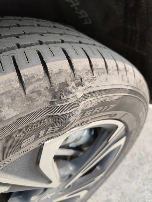 小鹏g3轮胎鼓包