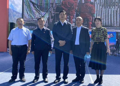 从左往右依次为:集团董事长邓德万,呼和浩特市新城区区委书记魏红军