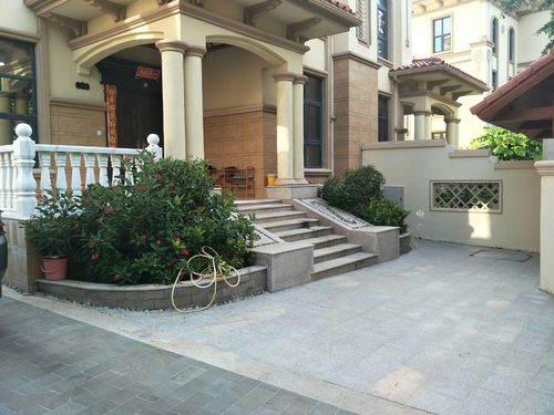 别墅大门及花池