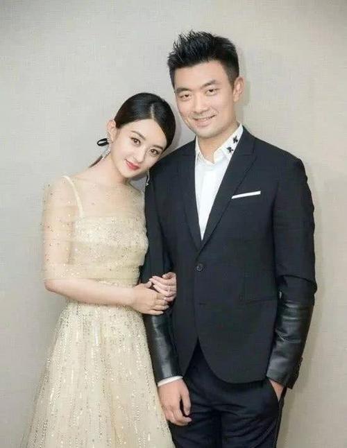 但赵丽颖对这位经纪人一直不错.   关系亲昵的叫黄斌"斌爸爸".