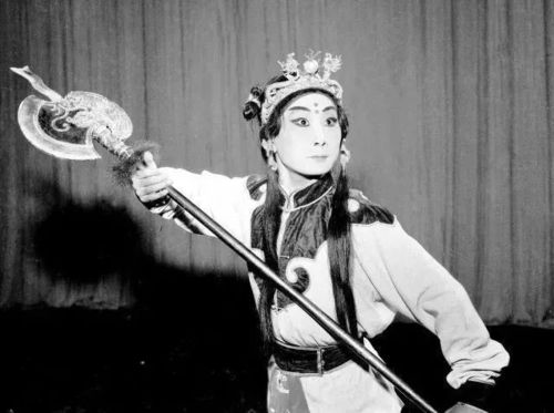 至1997年"原业归宗"于京剧 ,裴艳玲浸淫河北梆子37年,擅演剧目几十出