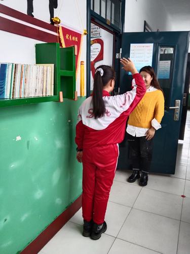 见到老师,我主动敬礼,问好!