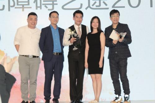 慈善拍卖之夜 王耀庆为孩子不留余力