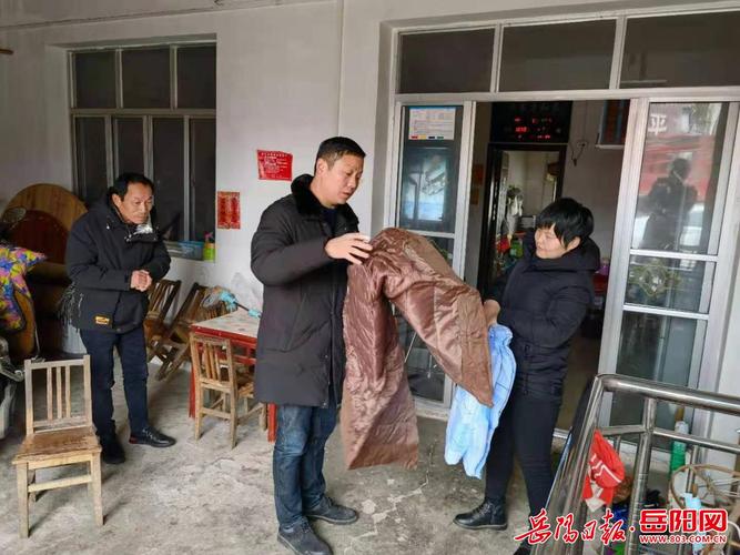 华容县万庾镇:让困难群众温暖过冬