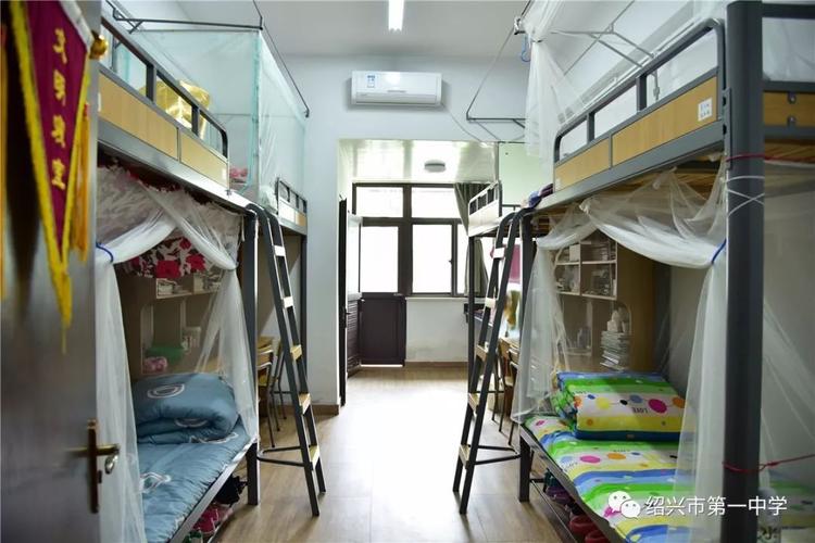 学校设有绍兴一中奖学金和校友个人设立的奖学金(孙雲舫奖学金,田庚元