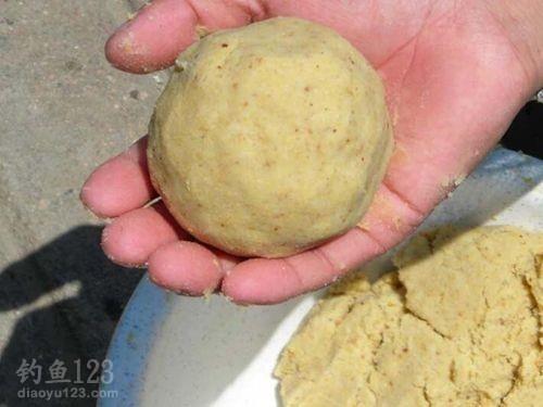 冬季钓鲫鱼的自制窝料配方