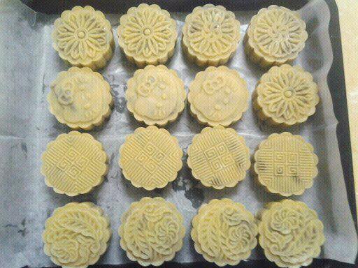 蛋黄1个蛋白1/4个(约8g)广式月饼——蛋黄莲蓉月饼的做法1首先制作