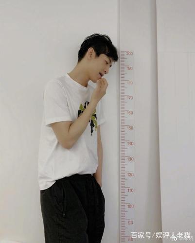 陈晓晒出照片腿长一米二,身高超过两米!粉丝:请活得真实一点!