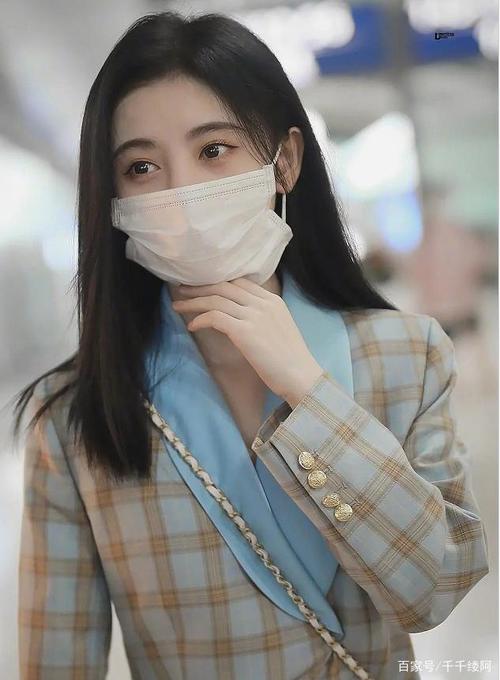 戴口罩如何显脸小?鞠婧祎口罩戴法引热议,处处都是心机