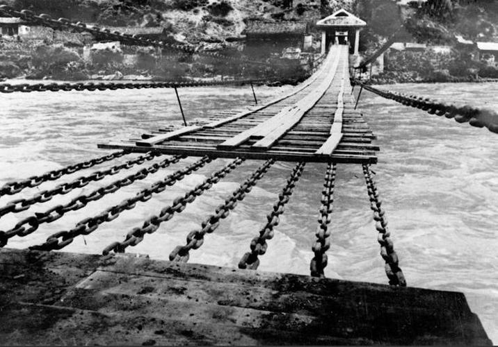 大渡河水流湍急,两岸都是高山峻岭,只有一座铁索桥可以通过.