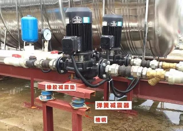 这安装水泵就能起到隔震作用,共振声音就会在弹簧减震器那里消除,不会