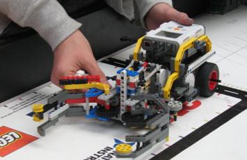 泊思地机器人     泊思地机器人这里谈到ev3机器人是乐高机器人的第三