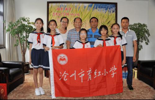 同样悲伤的还有沧州市育红小学的师生们,校长孙耀明让老师给学生们