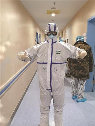 怕撑破防护服浙江身高185的援鄂医生站着工作六小时