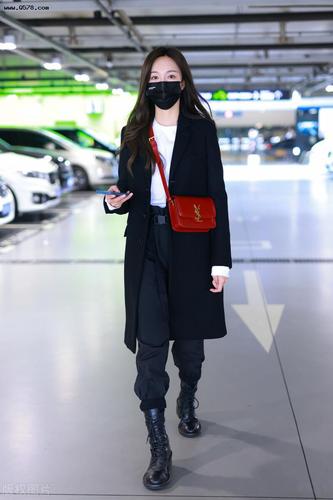 冬季女星最新机场街拍:如何把基本款穿出高品位?