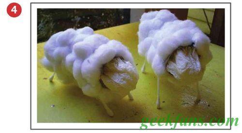 卷纸筒一个 棉签四根 纸 棉花 胶水 褐色黑色的不织布(也可以选用