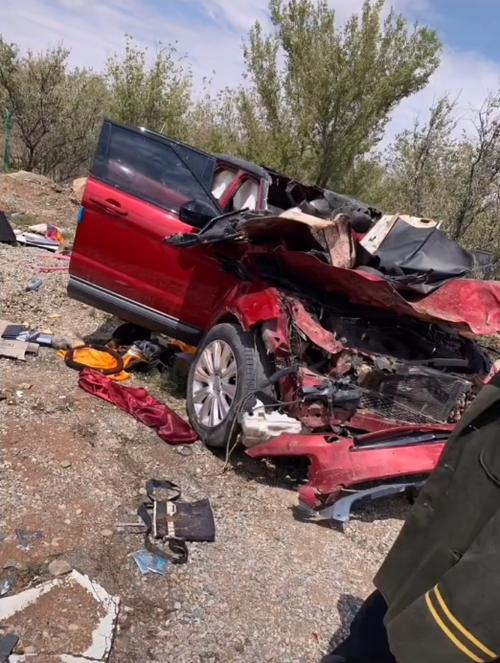 路人近距离曝光于月仙车祸现场地上散落着于月仙衣物画面凄惨