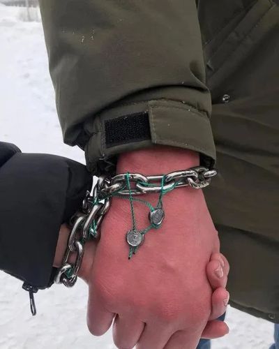 乌克兰情侣用铁链铐在一起,只为证明情比金坚