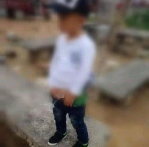 小男孩当着外人的面 为何就尿不出 拉不出呢?