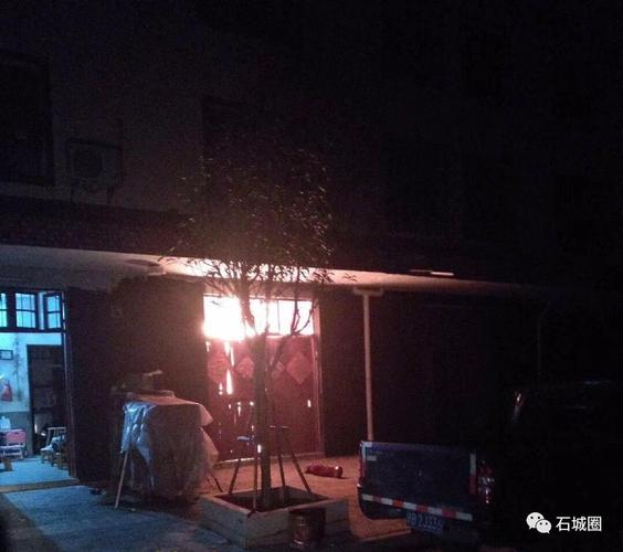 石城县小松镇一民房发生火灾火势凶猛已经烧到了顶层
