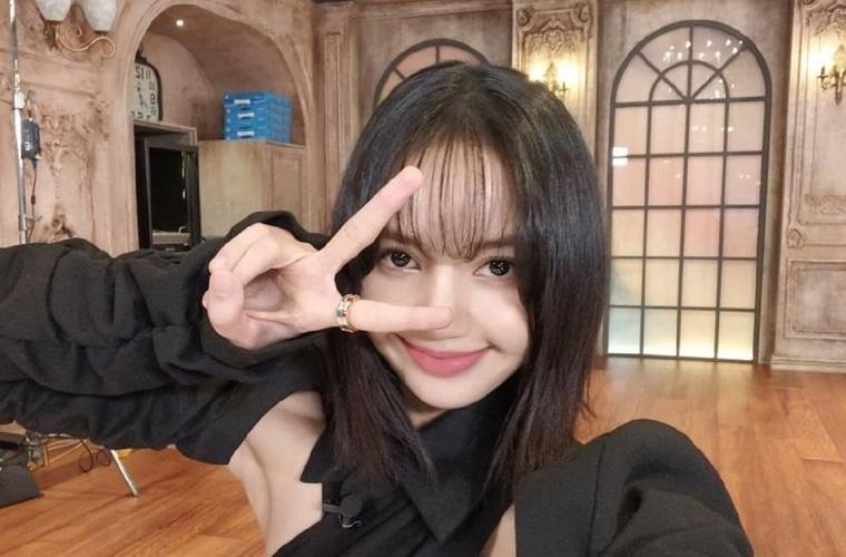 lisa真是一个完全没有偶像包袱的女爱豆呀,自拍完全不找任何角度